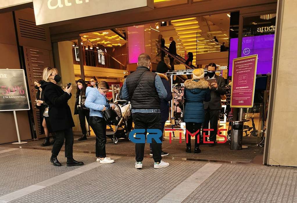 Θεσσαλονίκη: Εκπτώσεις και ανοιχτά καταστήματα έφεραν κόσμο στην αγορά (ΦΩΤΟ)