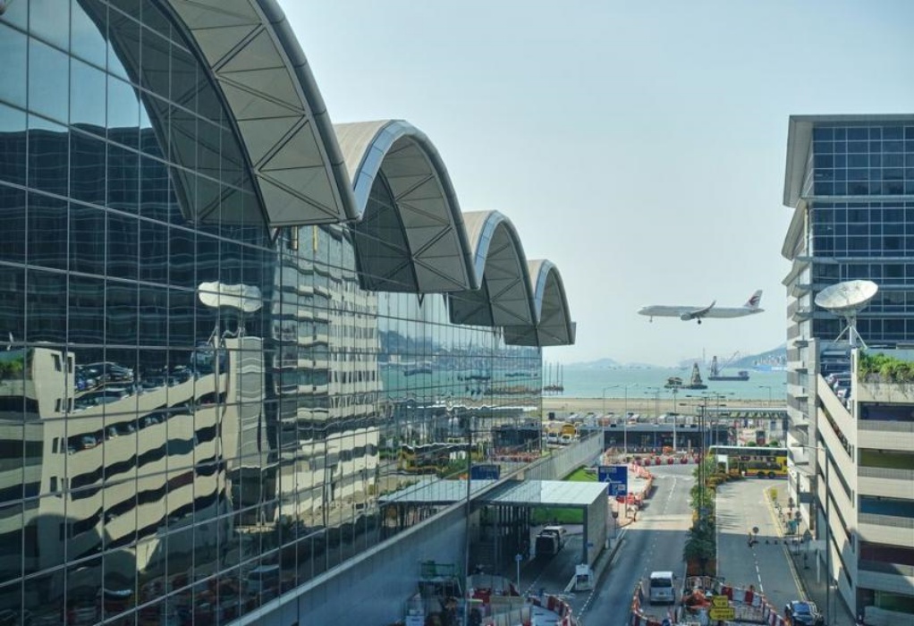 Χονγκ Κονγκ: Αεροπορική εταιρεία απέλυσε δύο μέλη πληρώματος επειδή βρέθηκαν θετικοί στη μετάλλαξη Όμικρον