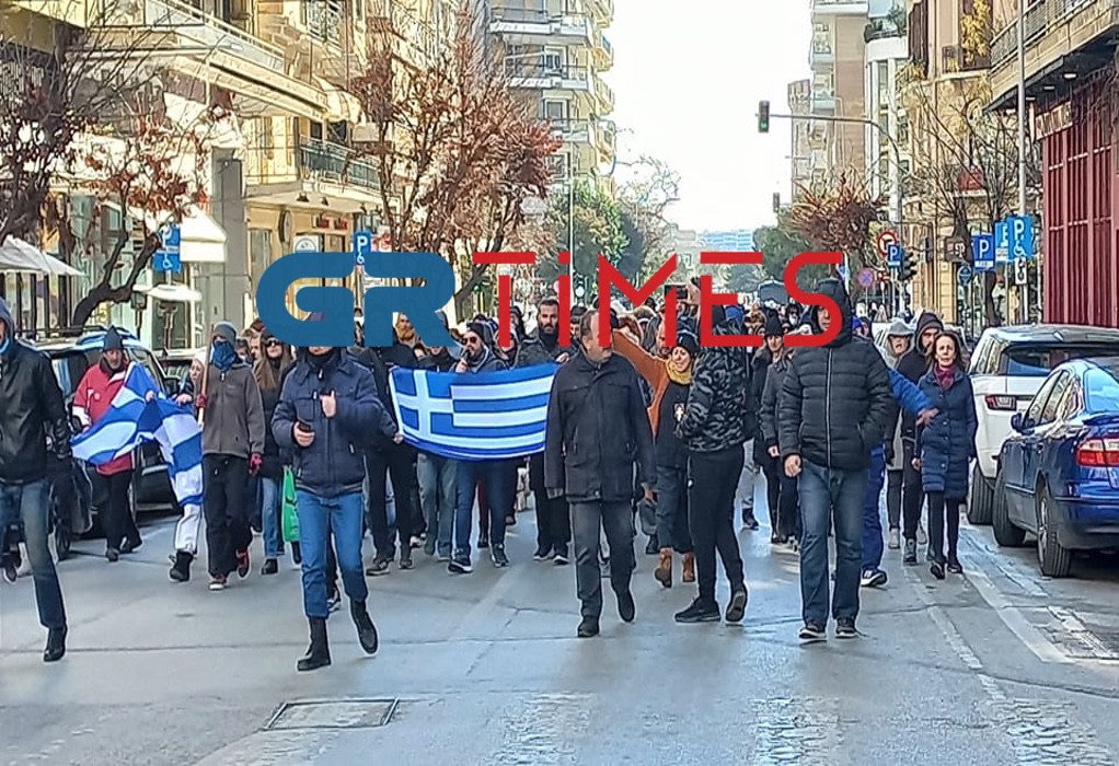 Θεσσαλονίκη: Συγκέντρωση διαμαρτυρίας κατά του υποχρεωτικού εμβολιασμού στον Λευκό Πύργο