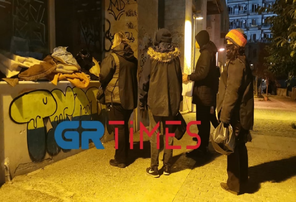 Θεσσαλονίκη: Οδοιπορικό του GRTimes στην παγωμένη πόλη, πλάι στη «μητέρα» των αστέγων (VIDEO)  