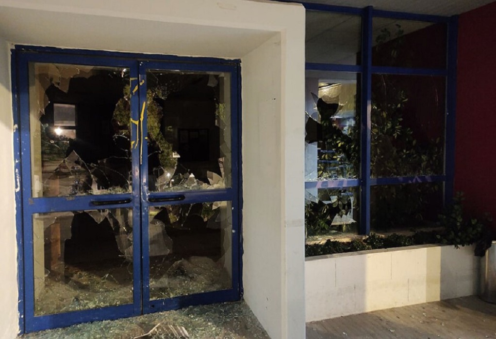 Βανδαλισμοί στο Κτίριο Διοίκησης του ΕΜΠ – Έσπασαν τζάμια και πέταξαν μπογιές (ΦΩΤΟ)