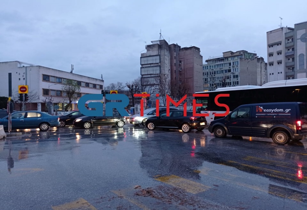 Θεσσαλονίκη: Κυκλοφοριακό “χάος” λόγω κακοκαιρίας-Φράκαρε Βαρδάρης και Περιφερειακή Οδός (ΦΩΤΟ-VIDEO)