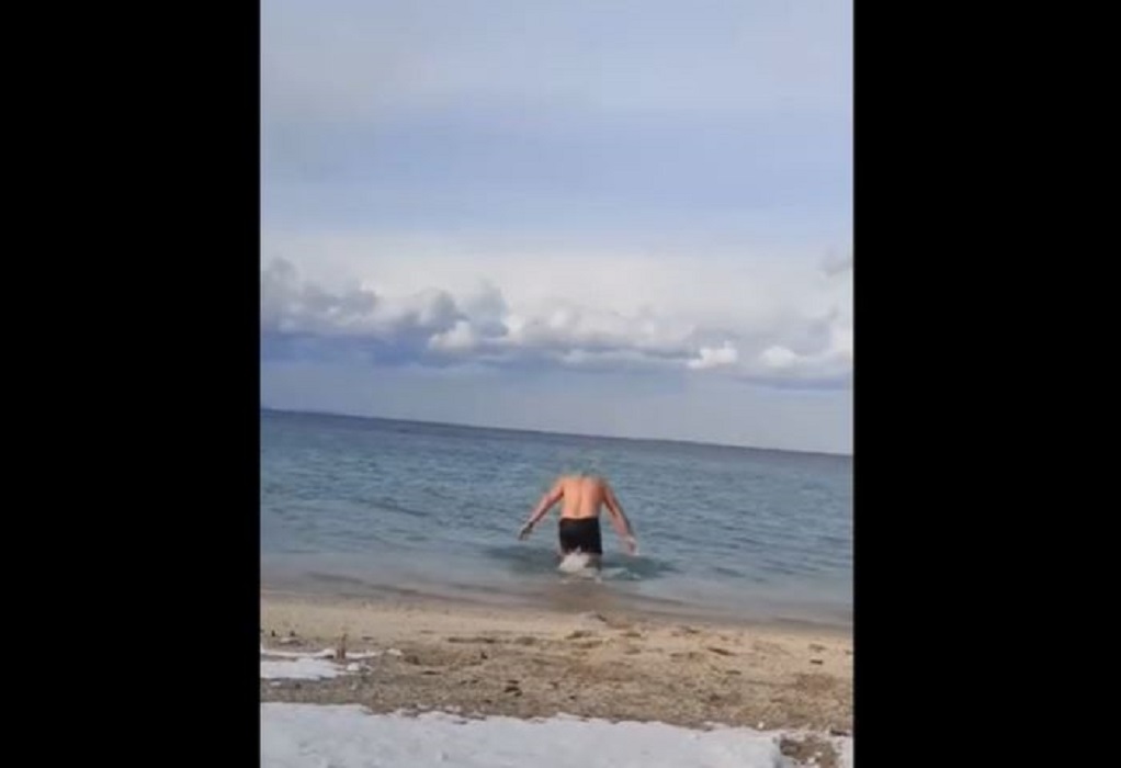 Χαλκιδική: Βούτηξε στα παγωμένα νερά, παρά τις πολικές θερμοκρασίες (VIDEO)
