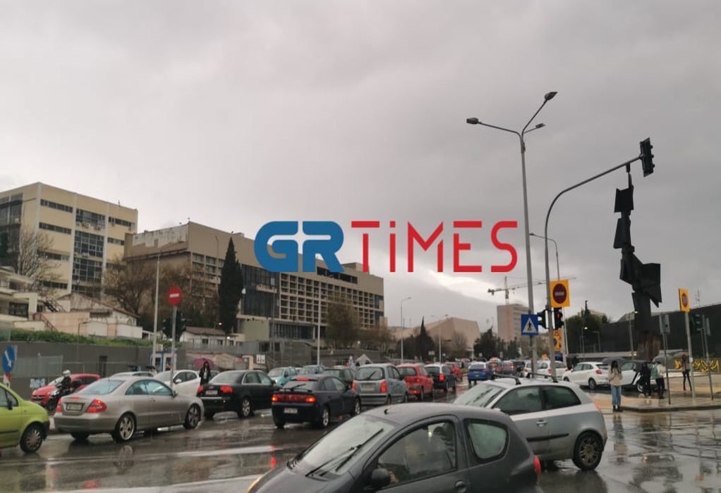 Θεσσαλονίκη: “Μούσκεμα” οι δρόμοι και αυξημένη κίνηση (ΦΩΤΟ-VIDEO)