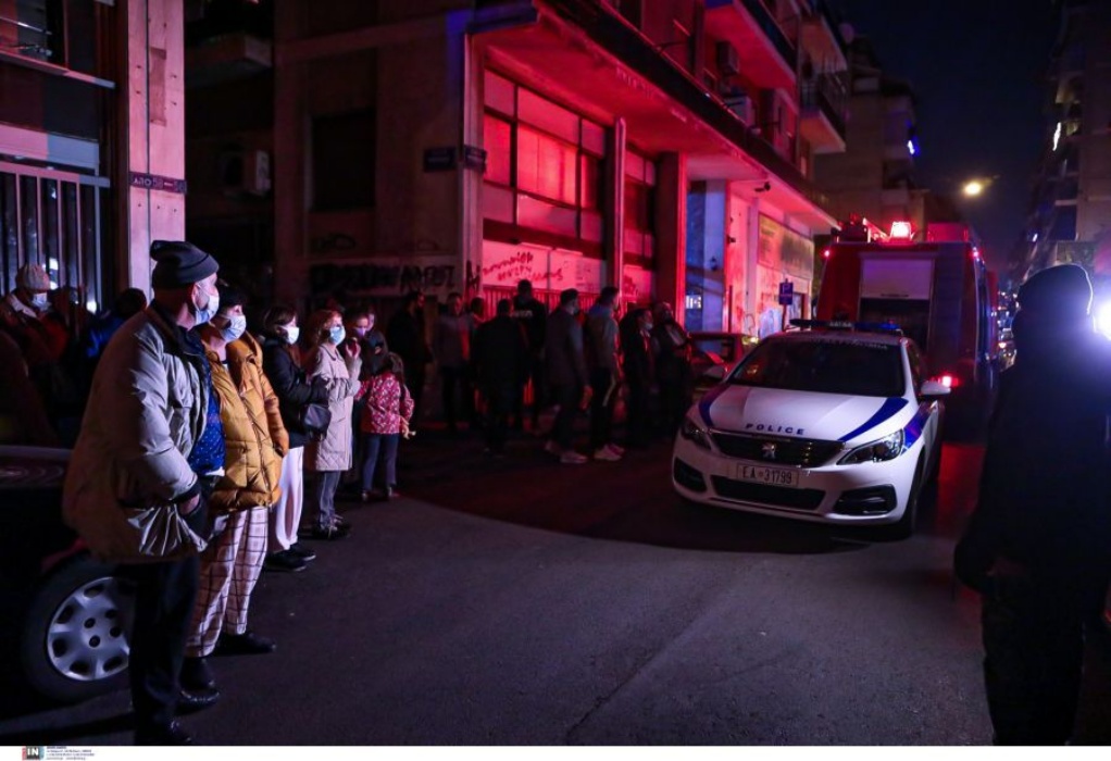 Αθήνα: Άνδρας κρατάει όμηρο κοπέλα και απειλεί να ανατινάξει πολυκατοικία (ΦΩΤΟ)