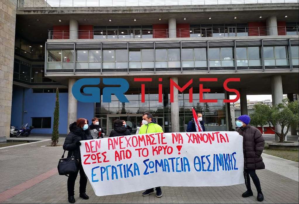 Διαμαρτυρία στο δημαρχείο Θεσσαλονίκης για τον θάνατο του άστεγου (VIDEO)