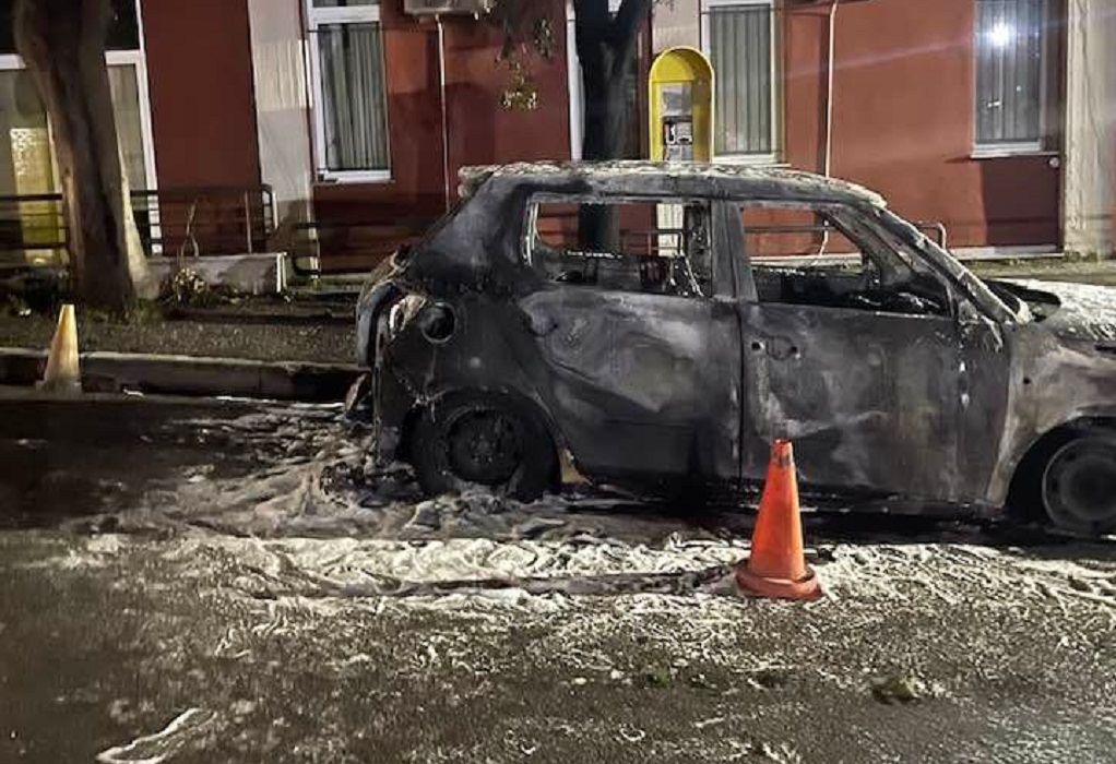 Θεσσαλονίκη: Στόχος επίθεσης το Δημαρχείο Θερμαϊκού- «Τίναξαν» με 6 μολότοφ δημοτικό όχημα (ΦΩΤΟ)