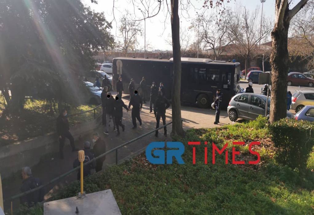 Θεσσαλονίκη: Στην ανακρίτρια οι 20 συλληφθέντες των επεισοδίων του Σαββάτου (ΦΩΤΟ)