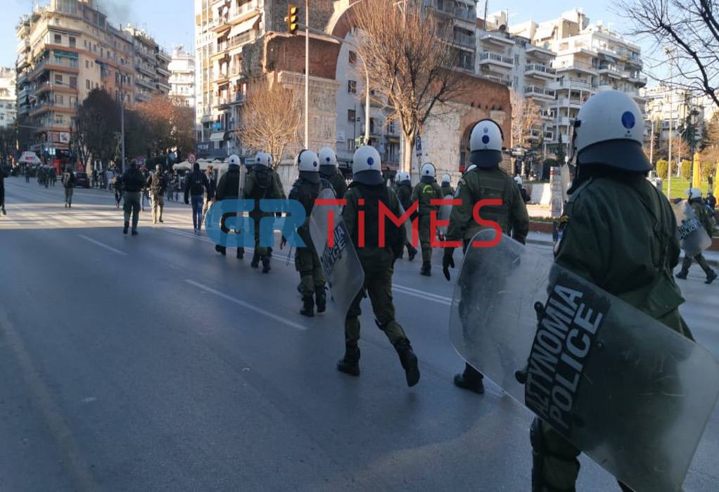ΕΛΑΣ για τα επεισόδια στη Θεσσαλονίκη: Ομάδα ατόμων πέταξε αναίτια μολότοφ