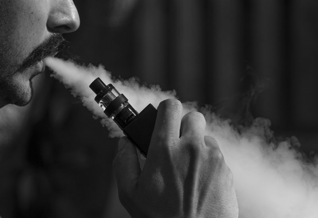 Έρευνα: Και το ηλεκτρονικό τσιγάρο μπορεί να αυξάνει τον κίνδυνο σοβαρής Covid-19