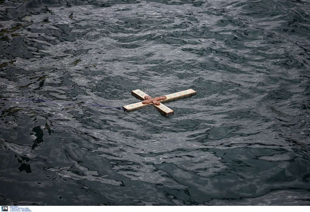 Θεοφάνια: Γιατί ρίχνουμε τον Σταυρό στη θάλασσα σήμερα – Τι συμβολίζει ο αγιασμός στα σπίτια