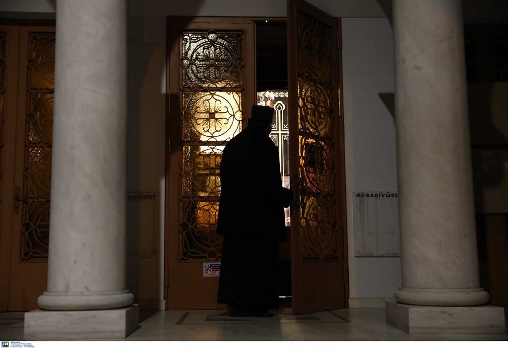 Απίστευτος ιερέας στον Βόλο: Απαγόρευσε σε ζευγάρι να μπει σε ναό επειδή φορούσαν μάσκες