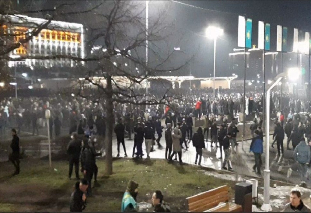 Καζακστάν: Στρατιώτες και διαδηλωτές συγκρούονται στην πλατεία της Αλμάτι (VIDEO)