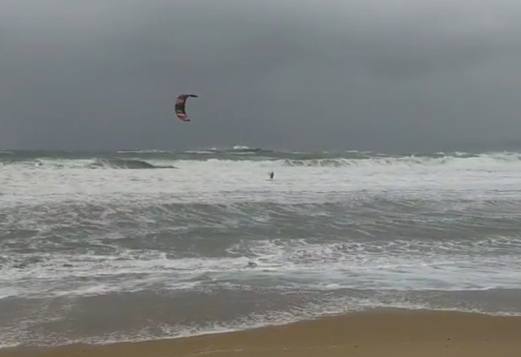 Χανιά: Βγήκε για kitesurfing στην καρδιά της κακοκαιρίας «Διομήδης» (VIDEO)