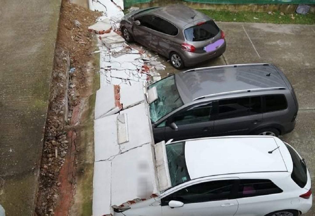 Κακοκαιρία «Διομήδης»: Κατέρρευσε τοίχος και κατέστρεψε αυτοκίνητα στην Ξάνθη (ΦΩΤΟ-VIDEO)