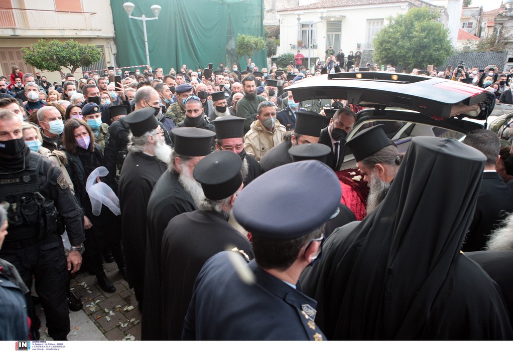 Αιτωλοακαρνανία: Κοσμοσυρροή και ιερείς χωρίς μάσκες στην κηδεία του Μητροπολίτη Κοσμά (ΦΩΤΟ-VIDEO)