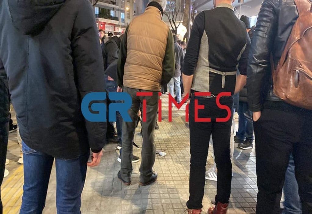 Θεσσαλονίκη: Παραλίγο λιντσάρισμα για ένα κινητό-Τον «γλίτωσαν» οι αστυνομικοί (ΦΩΤΟ-VIDEO)