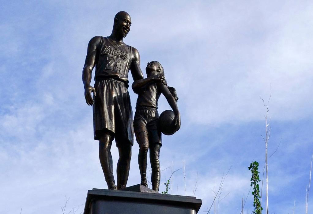 Άγαλμα του Κόμπι Μπράιαντ και της Τζιάνα στο σημείο συντριβής