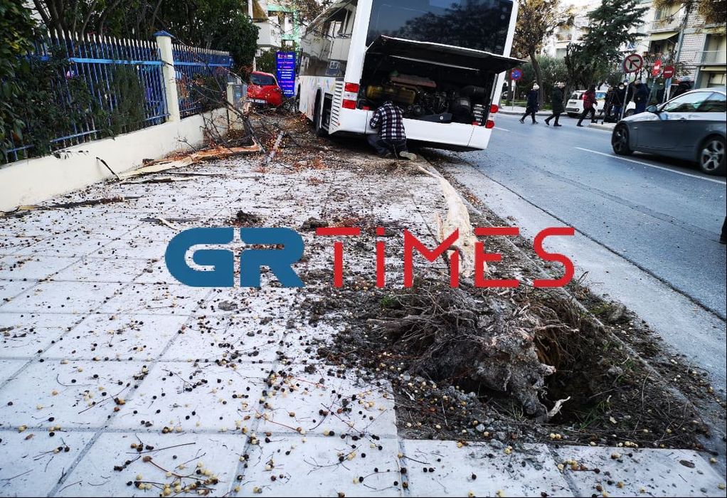 Καλαμαριά: Χωρίς οδηγό το λεωφορείο που προκάλεσε το ατύχημα-Η μαρτυρία του οδηγού ταξί (ΦΩΤΟ-VIDEO)