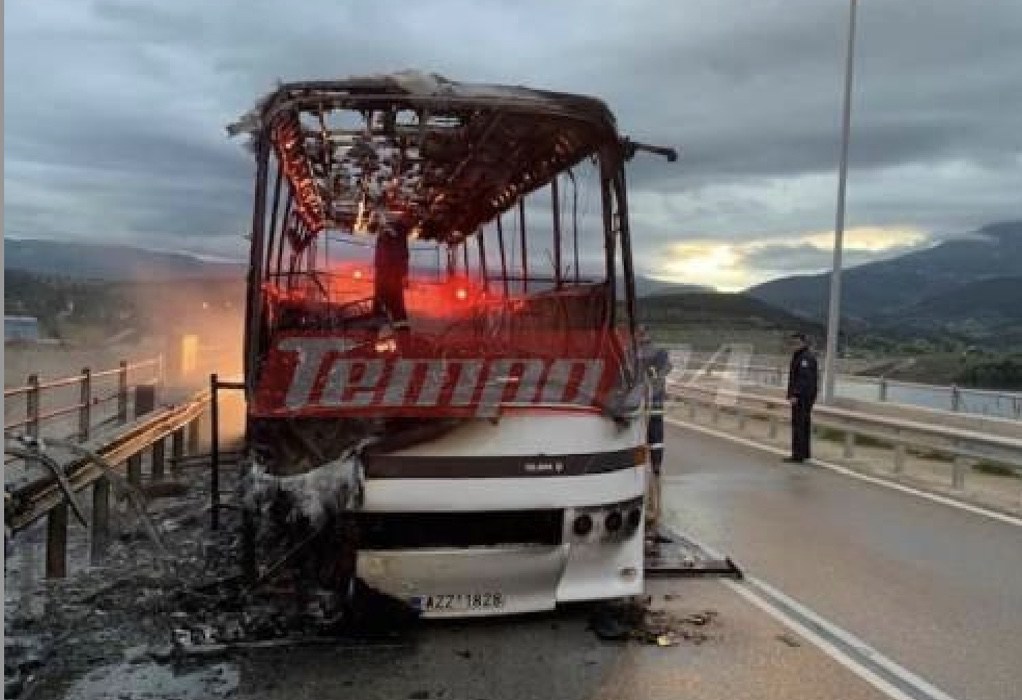 Αχαΐα: Σχολικό λεωφορείο τυλίχθηκε στις φλόγες λίγο πριν παραλάβει μαθητές (ΦΩΤΟ – VIDEO)