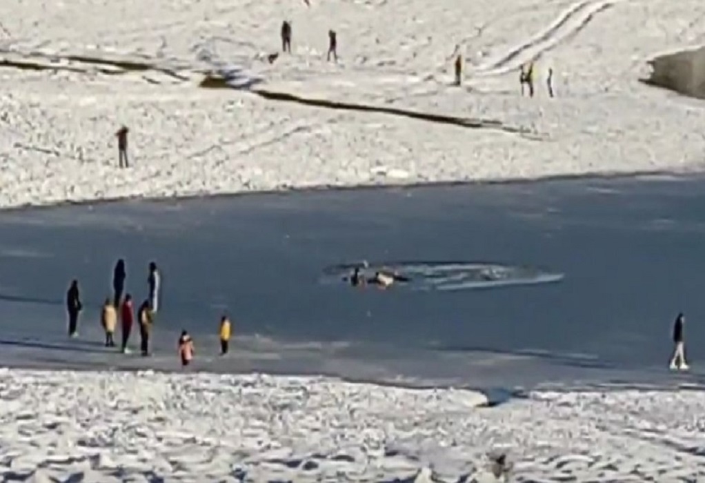 Λίμνη Πλαστήρα: Η στιγμή που σπάει ο πάγος και οι επισκέπτες πέφτουν μέσα στα παγωμένα νερά (VIDEO)