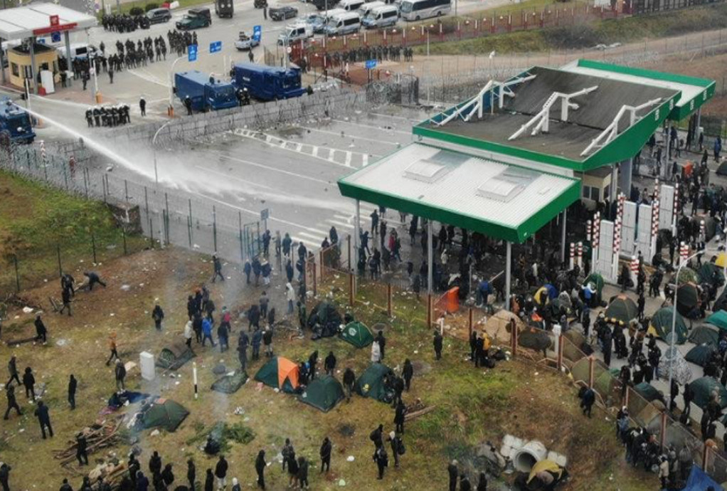 Εκατοντάδες μετανάστες εγκλωβισμένοι στα σύνορα Λευκορωσίας- Πολωνίας