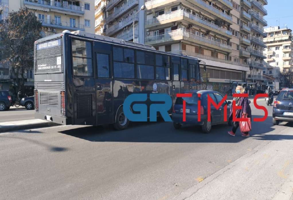 Θεσσαλονίκη: Επί ποδός η ΕΛ.ΑΣ. για τη συγκέντρωση αντιεξουσιαστών – Σηκώνουν οχήματα (VIDEO-ΦΩΤΟ)