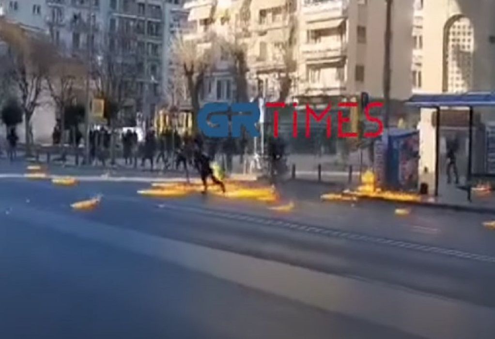 Θεσσαλονίκη: Αντιεξουσιαστής πετάει μολότοφ και πέφτει στις φλόγες (VIDEO)
