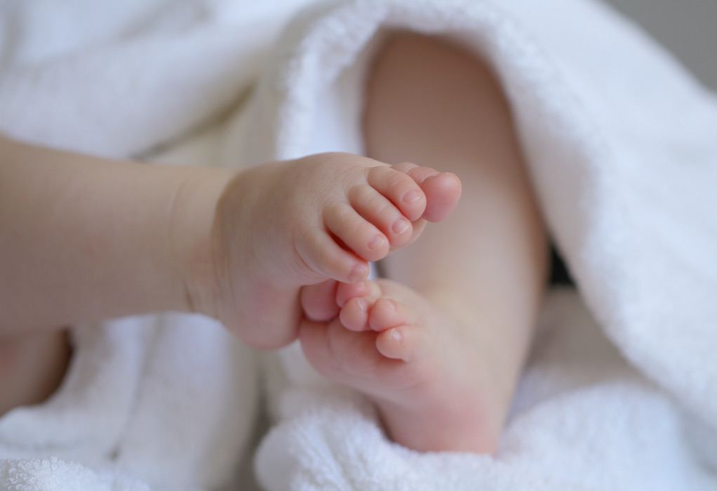 Απίστευτο: Ζευγάρι από τη Λάρισα πήρε… λάθος μωρό από το μαιευτήριο (VIDEO)