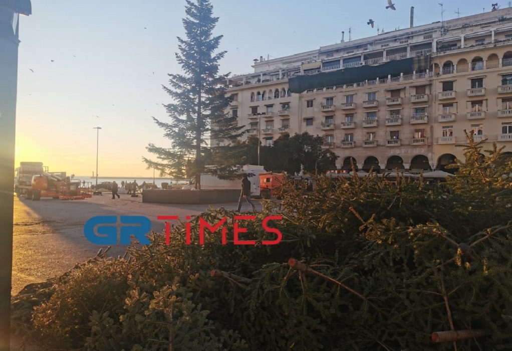 «Ξεστολίζεται» η Θεσσαλονίκη- Έβγαλε τα γιορτινά της η Αριστοτέλους (ΦΩΤΟ-VIDEO)