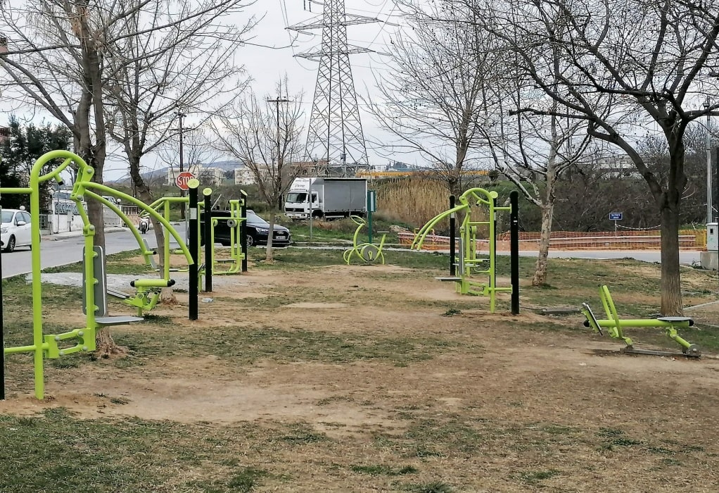 Δήμος Κορδελιού- Ευόσμου: Τοποθετήθηκαν σύγχρονα υπαίθρια όργανα γυμναστικής στο Πάρκο Μουσών