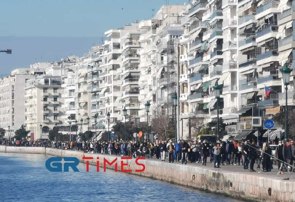 “Βούλιαξε” από κόσμο η παραλία της Θεσσαλονίκης (VIDEO)