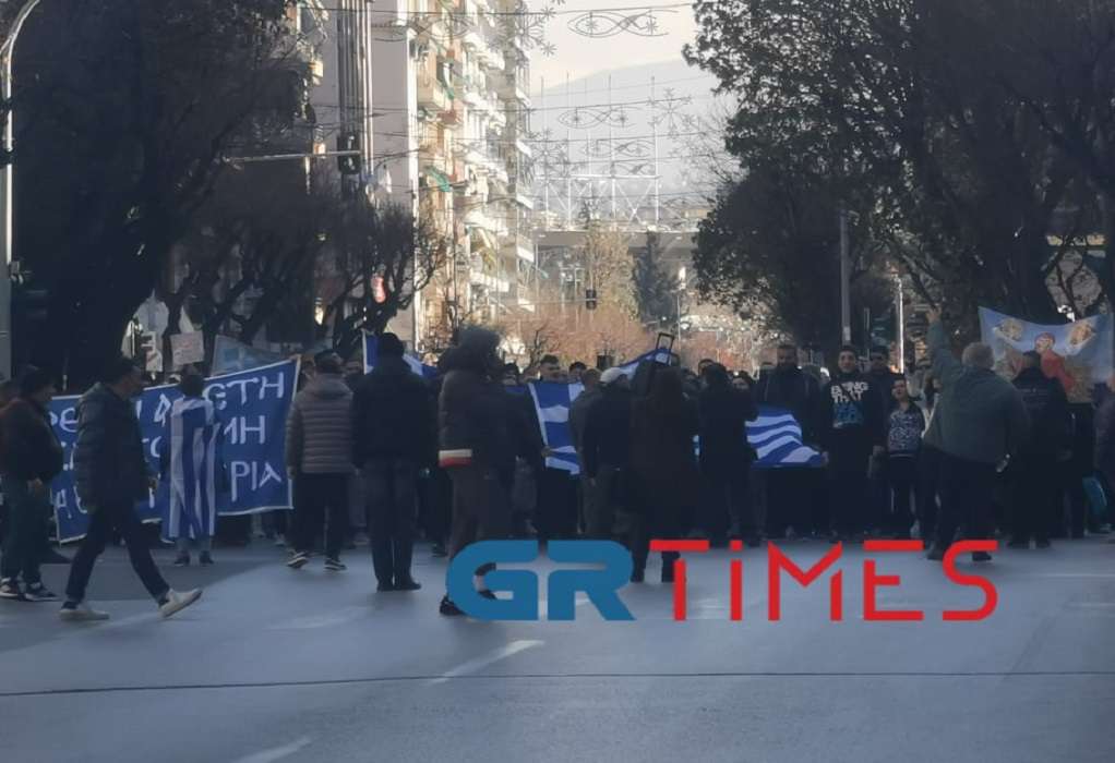 Πορεία αντιεμβολιαστών στη Θεσσαλονίκη – Φωνάζουν σε κόσμο που βγήκε για ψώνια (VIDEO)
