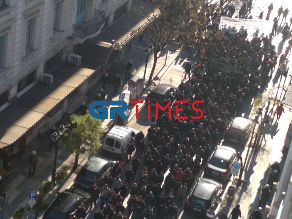 Θεσσαλονίκη: Ξεκίνησε η πορεία των αντιεξουσιαστών στο κέντρο – Κλείνουν οι δρόμοι (ΦΩΤΟ-VIDEO)