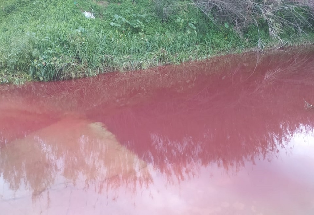 Κρήτη: Το ποτάμι στις Μοίρες βάφτηκε κόκκινο-Τι λέει ο δήμαρχος στο GRTimes (ΦΩΤΟ)