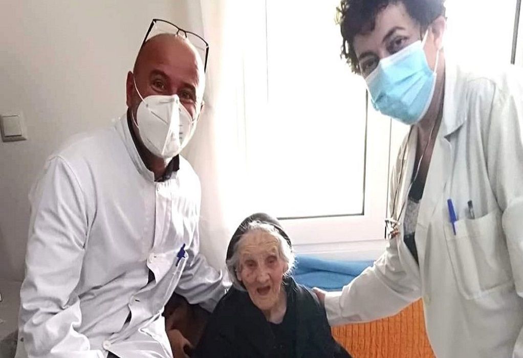 Σέρρες: Εμβολιάστηκε γιαγιά 107 ετών από το Γάζωρο