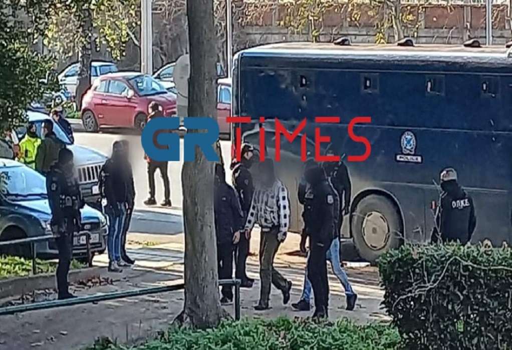 Θεσσαλονίκη: Ελεύθεροι οι 15 συλληφθέντες για την κατάληψη του ΑΠΘ-Η στιγμή της αποχώρησης (ΦΩΤΟ-VIDEO)