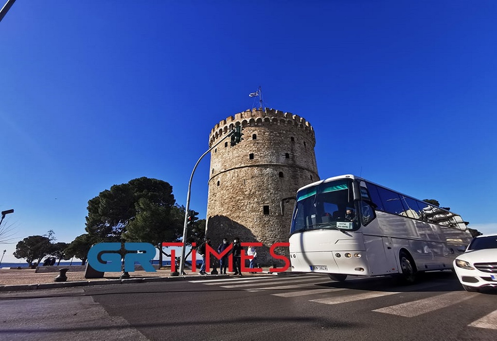 Θεσσαλονίκη: «Παρέλαση» τουριστικών λεωφορείων στον Λευκό Πύργο (ΦΩΤΟ-VIDEO)