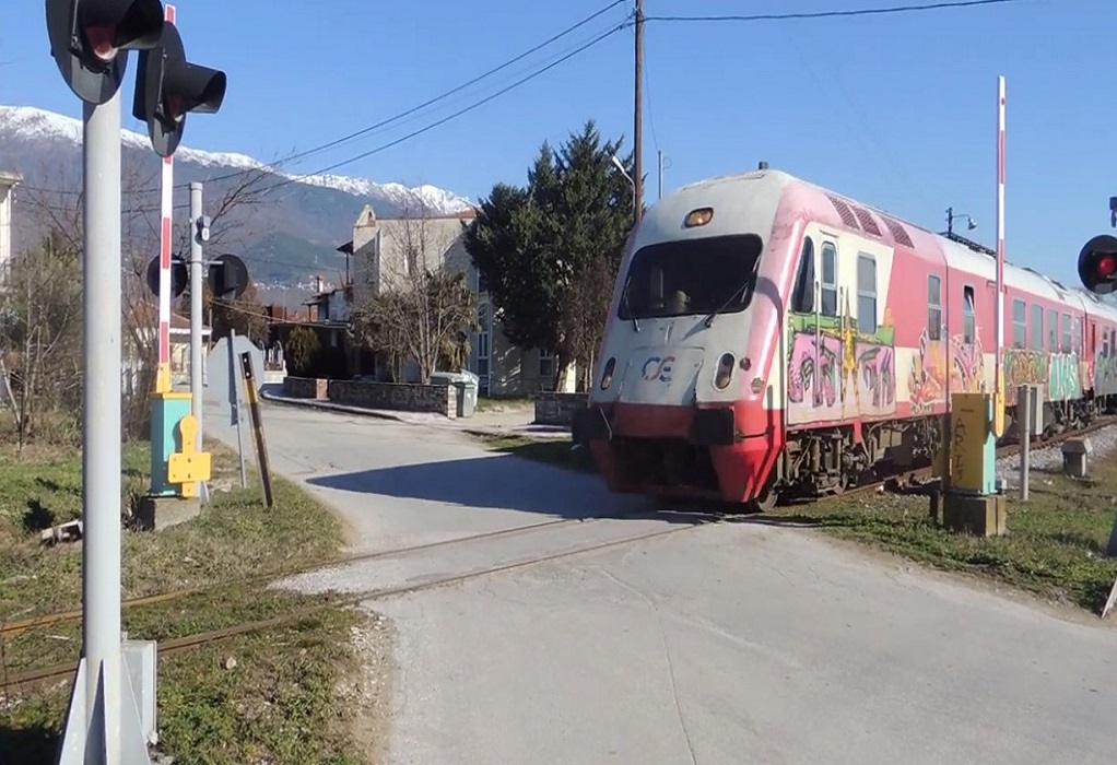 Σέρρες: Σιδηροδρομική διάβαση – “σκοτώστρα” – Οι μπάρες πέφτουν αφού περάσει το τρένο (VIDEO)