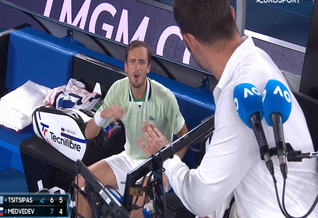Australian Open: Εκνευρισμένος με τον πατέρα του Τσιτσιπά ο Μεντβέντεφ (VIDEO)