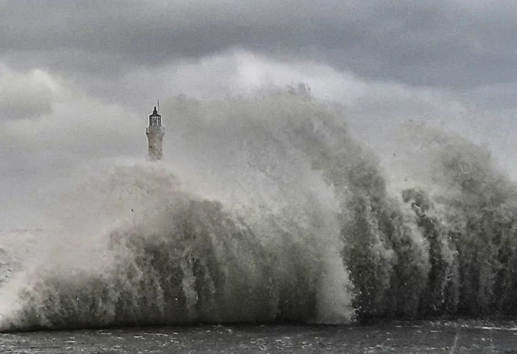 Χανιά: Η κακοκαιρία Διομήδης «κατάπιε» το λιμάνι – Τεράστια κύματα σκέπασαν τα πάντα (ΦΩΤΟ)