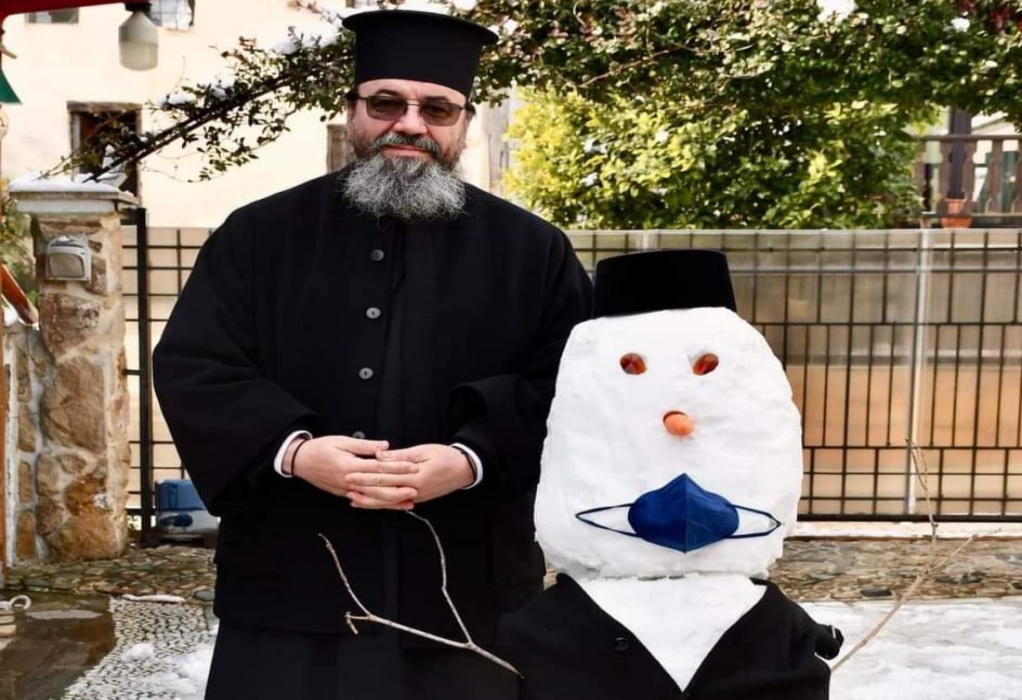 Xαλκιδική: Ιερέας δημιούργησε τον πρώτο χιονάνθρωπο με ράσα και μάσκα (ΦΩΤΟ)