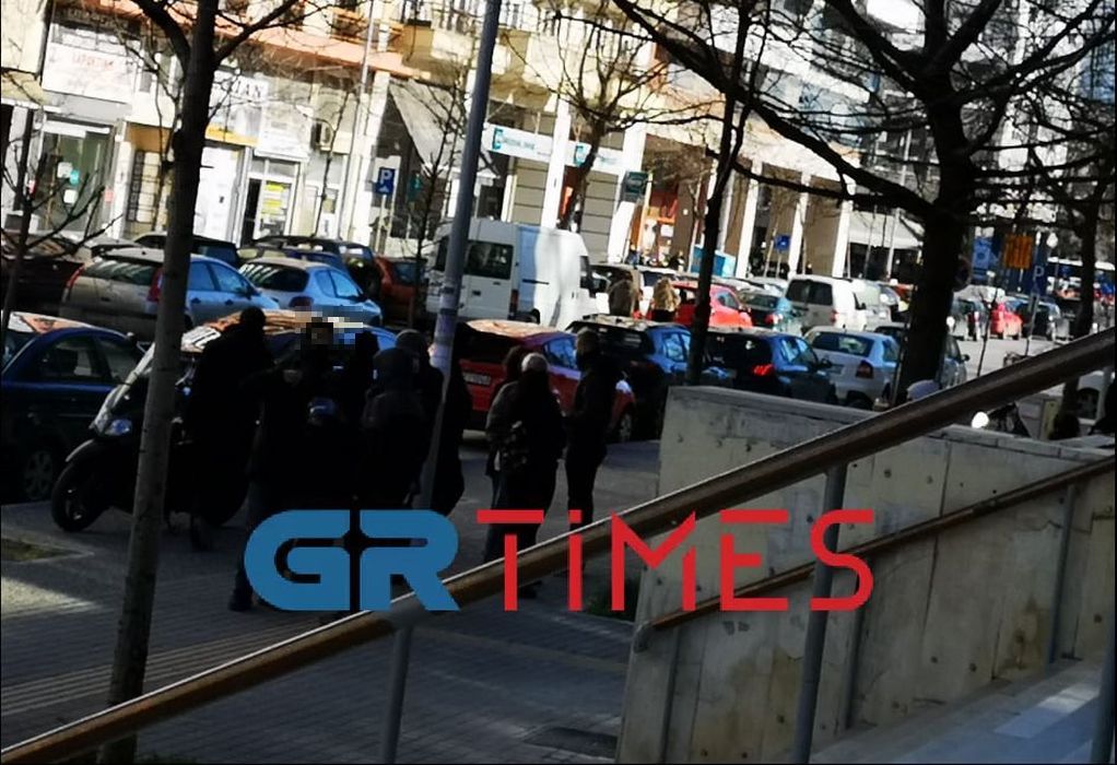Δικαστήρια Θεσσαλονίκης: Συγκέντρωση για τους δύο κατηγορούμενους για γκαζάκια (ΦΩΤΟ)