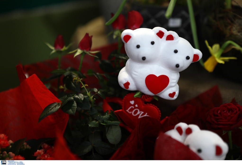 Με προπαραγγελίες από το ίντερνετ, γλυκίσματα, λουλούδια ετοιμάζονται να γιορτάσουν οι Θεσσαλονικείς τον έρωτα