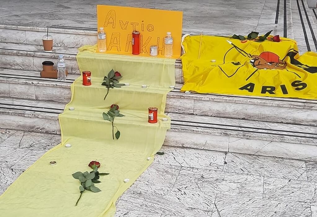 Εύοσμος: Λουλούδια και κεριά για τον Άλκη μπροστά στο δημαρχείο (ΦΩΤΟ)