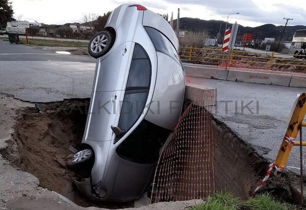 Χαλκιδική: Άνοιξε ο δρόμος και «κατάπιε» αυτοκίνητο στη Συκιά (ΦΩΤΟ)