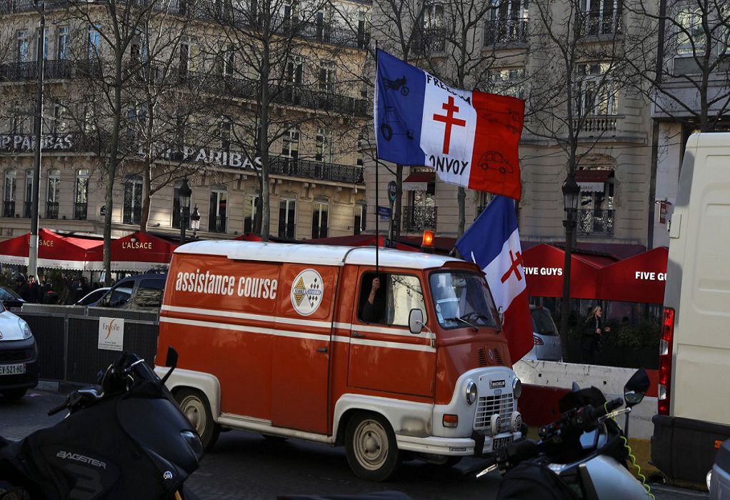 Γαλλία: Σχεδόν 100 προσαγωγές από το «Κομβόι της Ελευθερίας» – Υπό αστυνομική επιτήρηση το Παρίσι