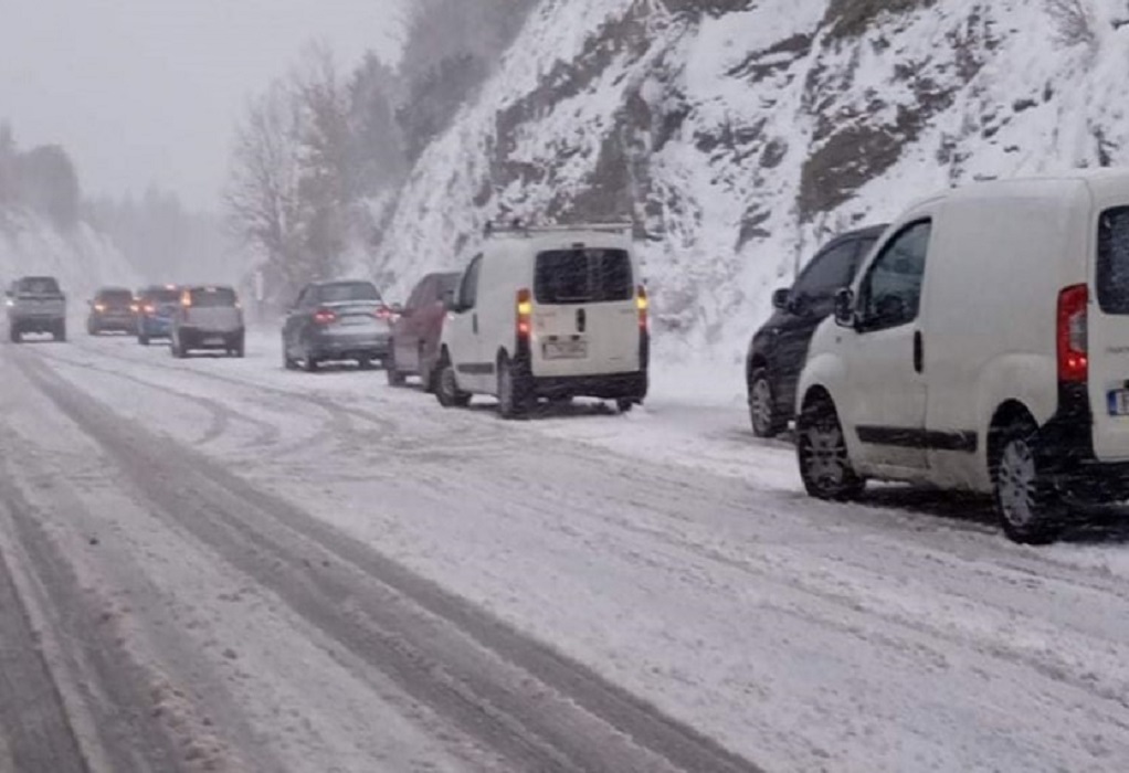 Κακοκαιρία: Δεκάδες αυτοκίνητα ”κόλλησαν” στο χιόνι στην Ε.Ο. Θεσσαλονίκης-Πολυγύρου