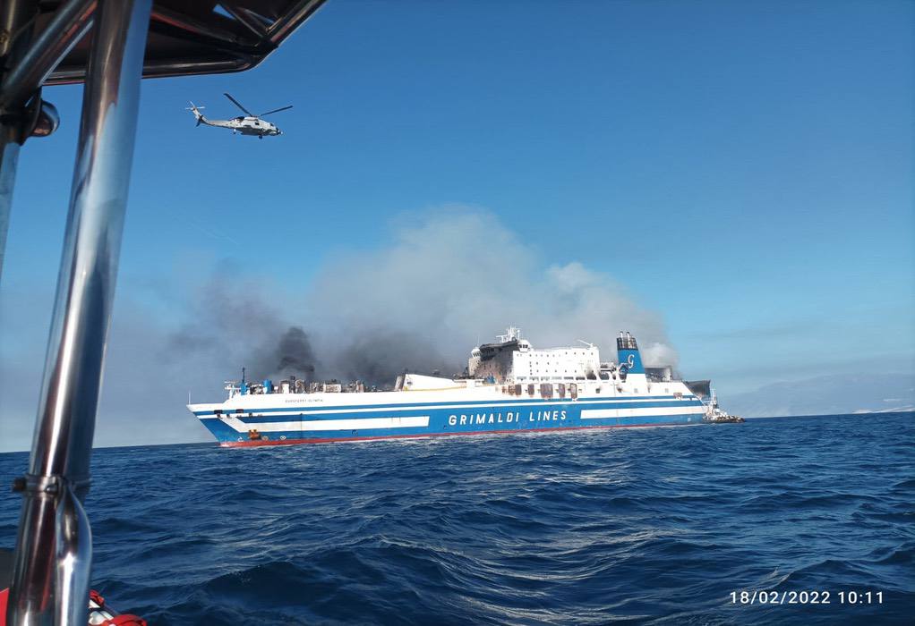 Euroferry Olympia: Διασωληνώθηκε ο ένας εκ των διασωθέντων του φλεγόμενου πλοίου (VIDEO)
