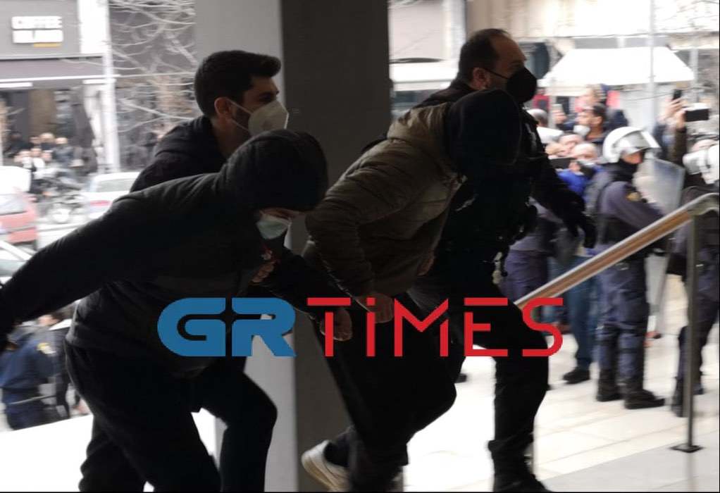 Θεσσαλονίκη: Ξεκινούν οι απολογίες των 8 συλληφθέντων για τη δολοφονία του 19χρονου (VIDEO)